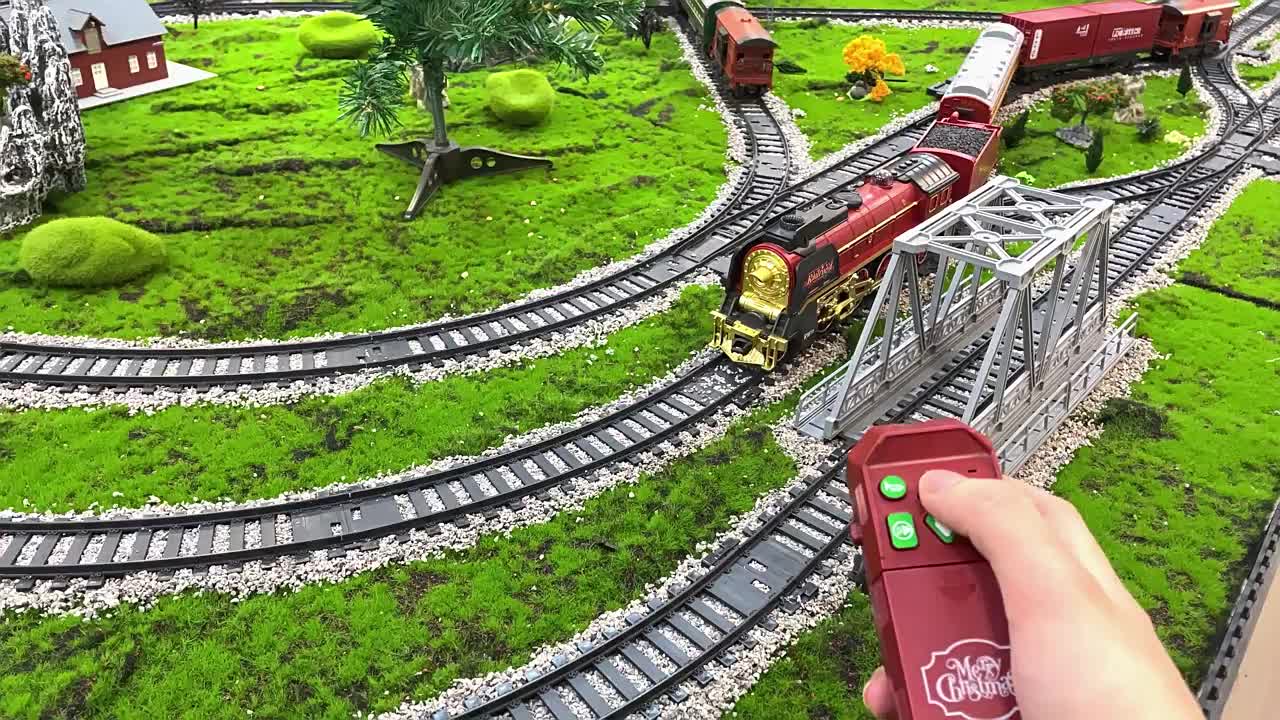 The 9064B-1 steam-powered remote-control Christmas train set comes with a remote control, lights, sound effects, and exquisite tracks. It is suitable for children aged 3 to 8 and above. - Image 14