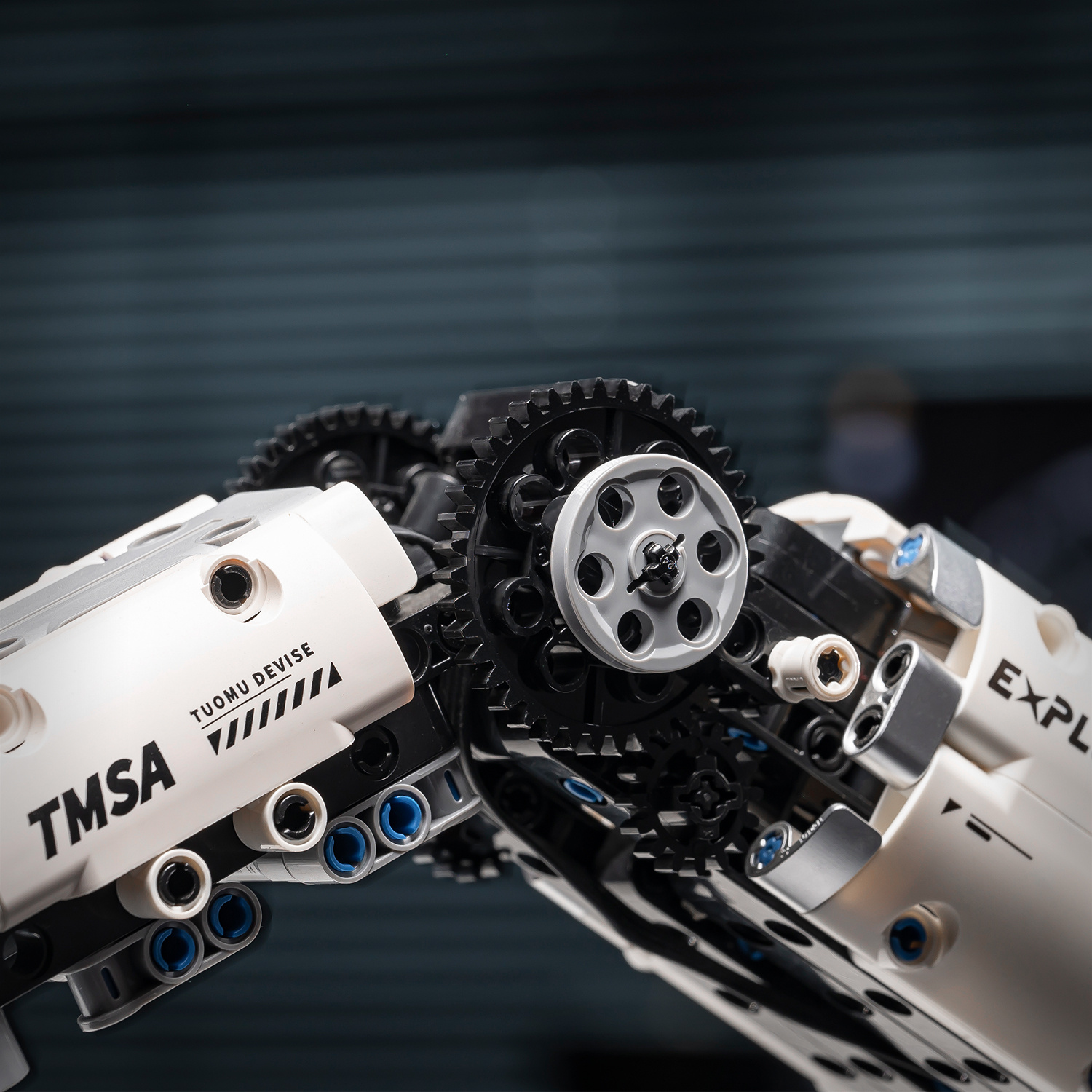 Sci-Fi Mechanical Masterpiece- 784pcs Smart Building Robot| 4-Motor 360° Rotation+ Gripping Arm+ Remote Control - Image 6