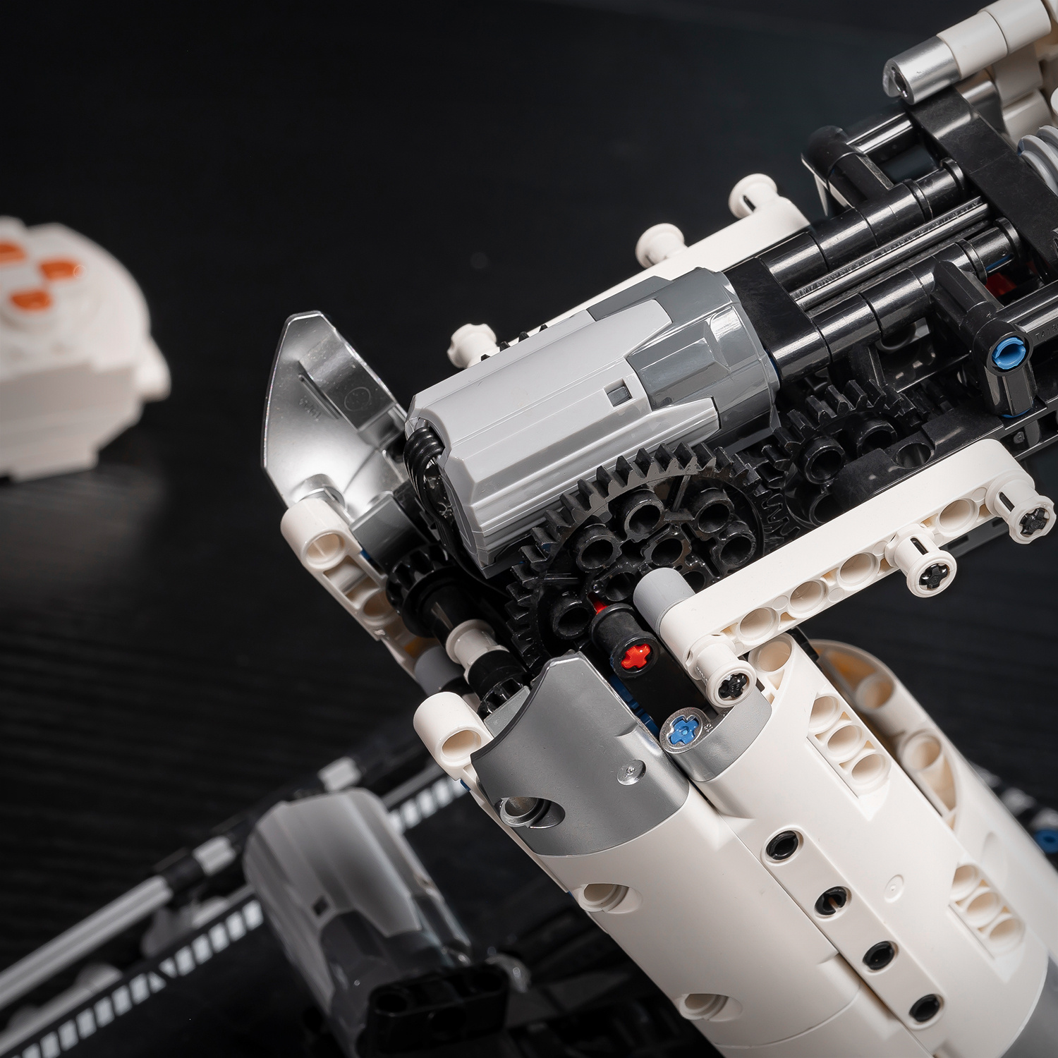 Sci-Fi Mechanical Masterpiece- 784pcs Smart Building Robot| 4-Motor 360° Rotation+ Gripping Arm+ Remote Control - Image 7