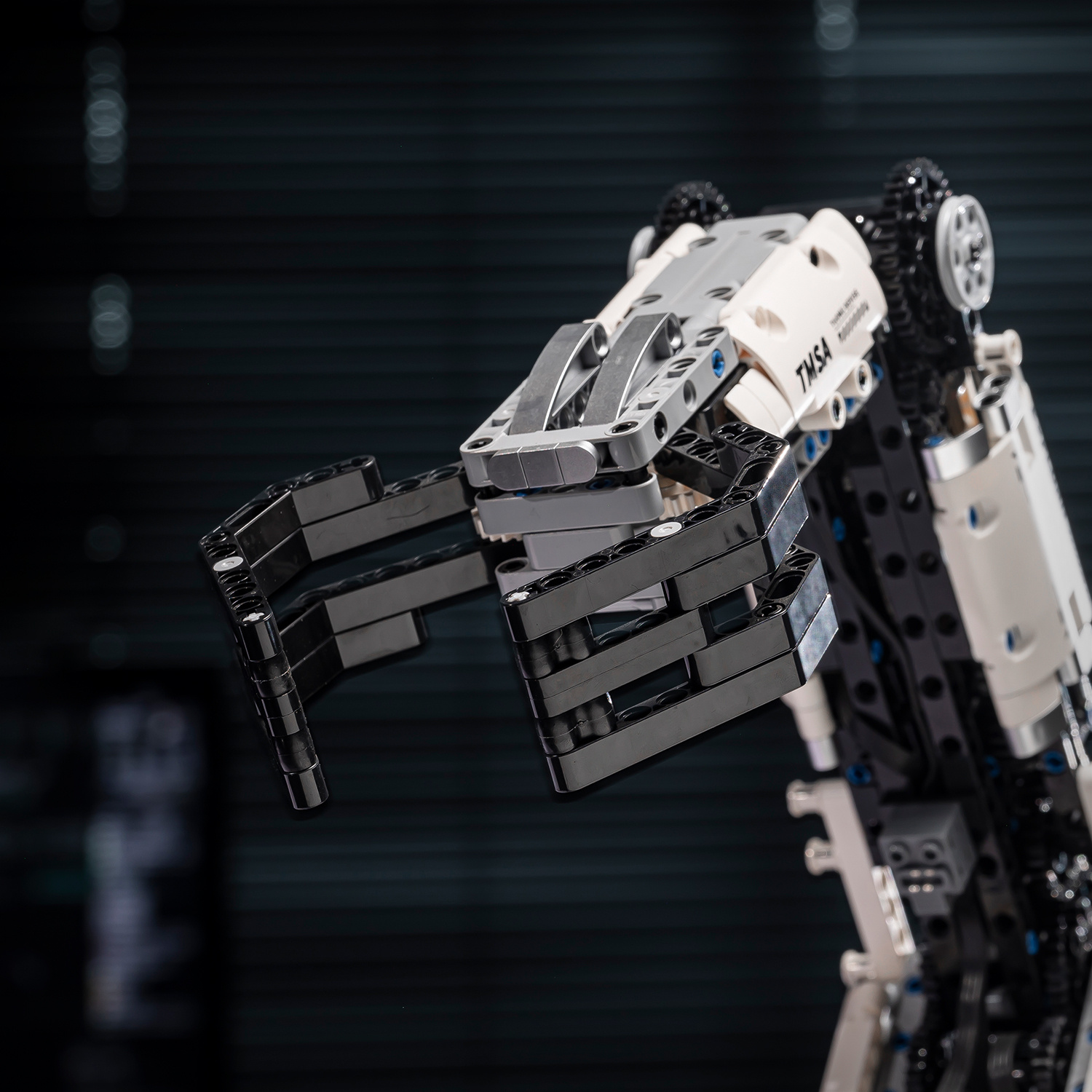 Sci-Fi Mechanical Masterpiece- 784pcs Smart Building Robot| 4-Motor 360° Rotation+ Gripping Arm+ Remote Control - Image 3